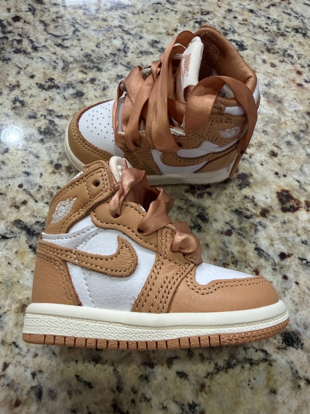 Air Jordan retro one high OG praline 
Baby/toddler size 3C